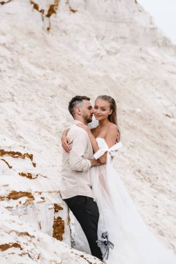 Güzel bir çift gelin ve damat, düğün günü okyanus sahilinde. Mutlu evlilikler.