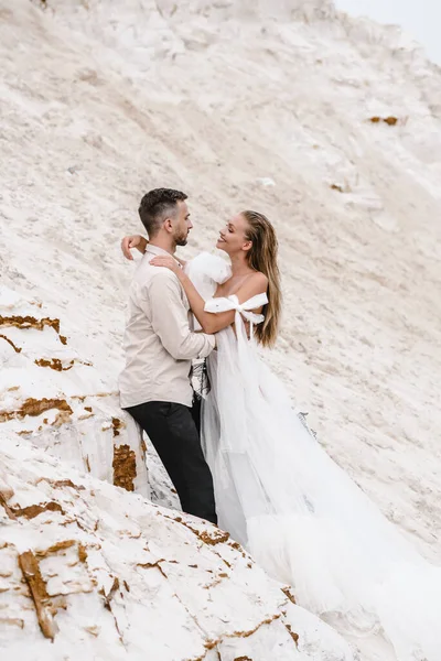Güzel bir çift gelin ve damat, düğün günü okyanus sahilinde. Mutlu evlilikler.