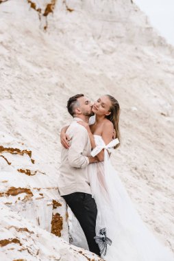 Güzel bir çift gelin ve damat, düğün günü okyanus sahilinde. Mutlu evlilikler.