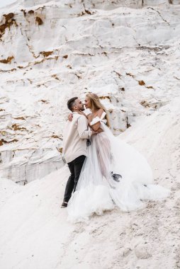 Güzel bir çift gelin ve damat, düğün günü okyanus sahilinde. Mutlu evlilikler.