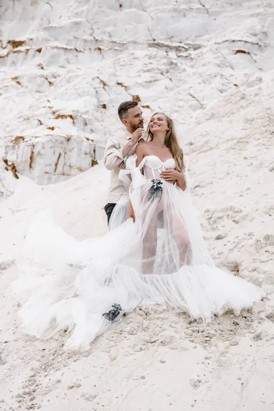 海のビーチで屋外で結婚式の日に美しい結婚式のカップルの花嫁と新郎。幸せな結婚 — ストック写真