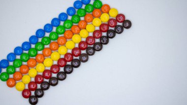 M & M 'nin 8' inin renkli gökkuşağı