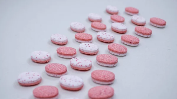 Strawberry Ice Breakers Mints Layout — Stock Photo, Image