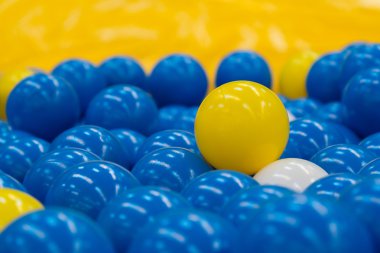 Sarı ve mavi topları renkli topları park Bahçesi