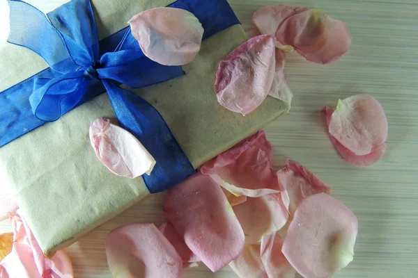 Gift box and rose petals — Stock Photo, Image