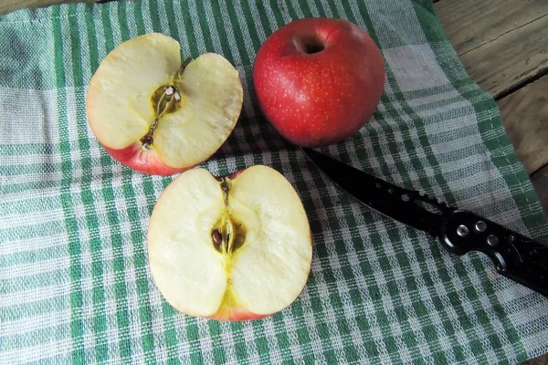 Яблоко сломано, крупный план — стоковое фото