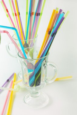  boş cam ve kokteyl kamış