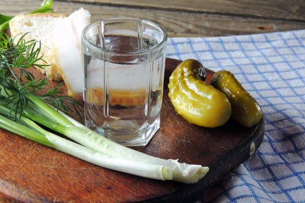 Vodka e pepino, bacon, alho e cebola verde — Fotografia de Stock