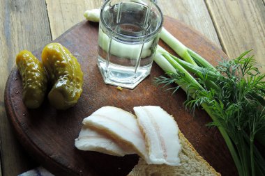 Votka ve salatalık, pastırma, sarımsak ve yeşil soğan