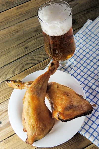 Birra e pollo affumicato — Foto Stock