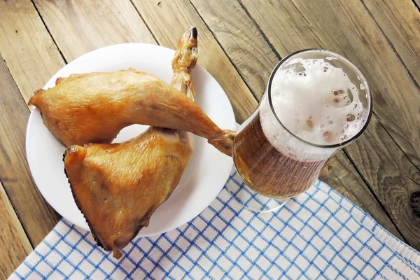 Birra e pollo affumicato — Foto Stock