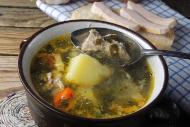 Yeşil borsch ekmek ile