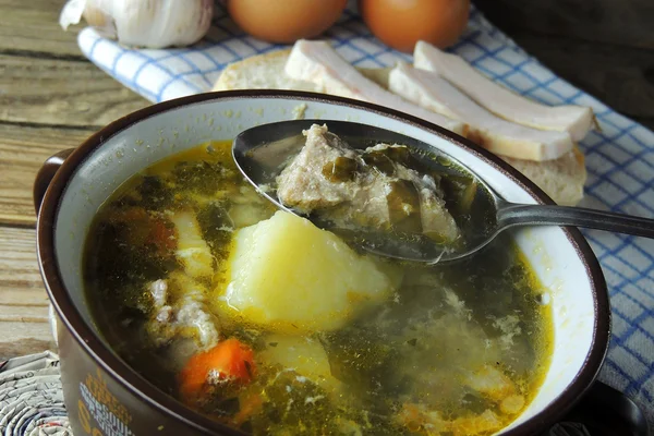 Grüner Borschtsch mit Brot — Stockfoto