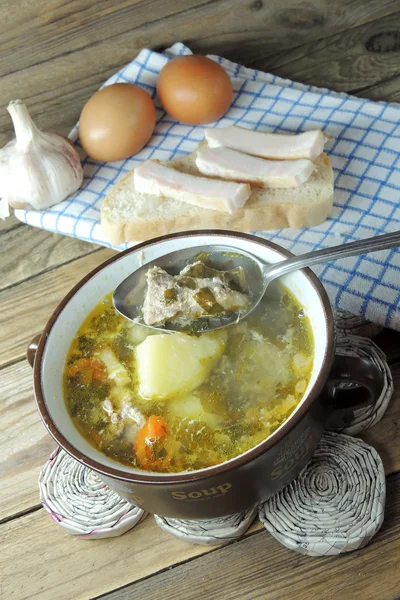 Grüner Borschtsch mit Brot — Stockfoto