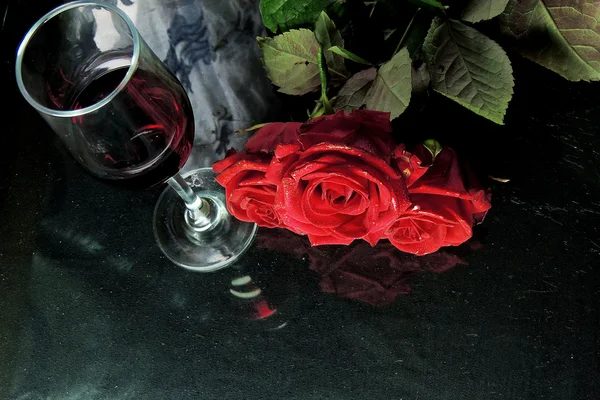 Вино и роза — стоковое фото
