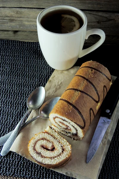 Rolada de biscoitos e chá — Fotografia de Stock