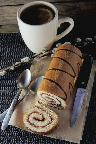 Rolada de biscoitos e chá — Fotografia de Stock