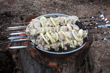 bir şiş üzerinde ham kebab