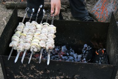 bir şiş üzerinde ham kebab