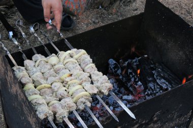 bir şiş üzerinde ham kebab