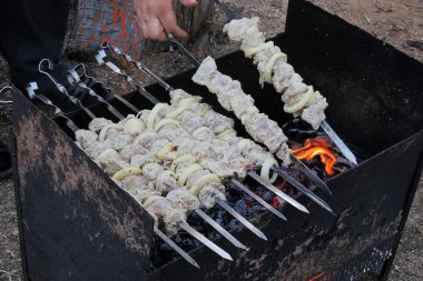 bir şiş üzerinde ham kebab