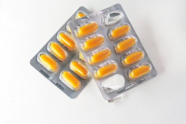 beyaz arkaplanda haplar