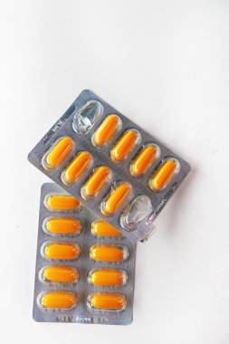 beyaz arkaplanda haplar