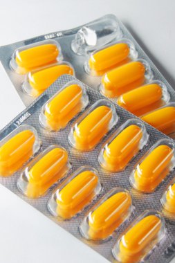 beyaz arkaplanda haplar