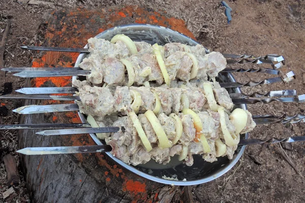 bir şiş üzerinde ham kebab