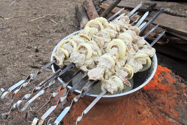 bir şiş üzerinde ham kebab