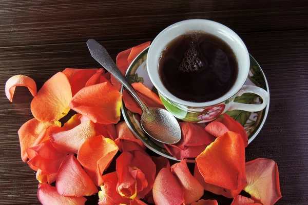 Tè e petali di rosa — Foto Stock