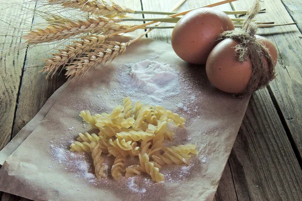 Ovos, massas e espigas de trigo — Fotografia de Stock