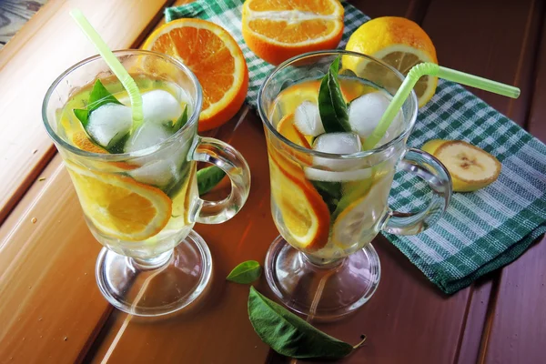 Cocktail aux fruits et glace — Photo