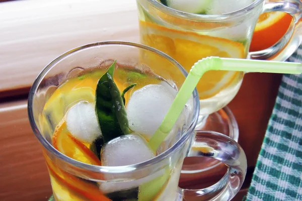 Cocktail com frutas e gelo — Fotografia de Stock