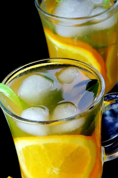 Cocktail com frutas e gelo — Fotografia de Stock