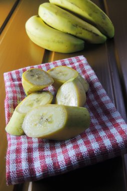 Beyaz masa üzerinde kahverengi lekeler ile muz