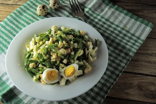 Салат с Рамсоном и яйцами — стоковое фото
