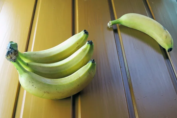 Banana com manchas marrons na mesa branca — Fotografia de Stock