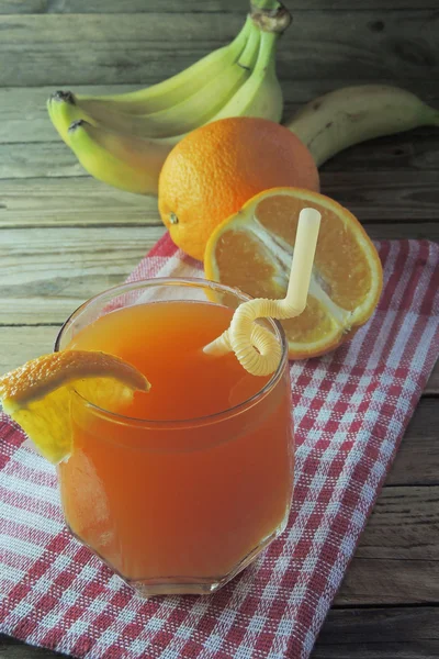 Апельсиновый сок и фрукты — стоковое фото