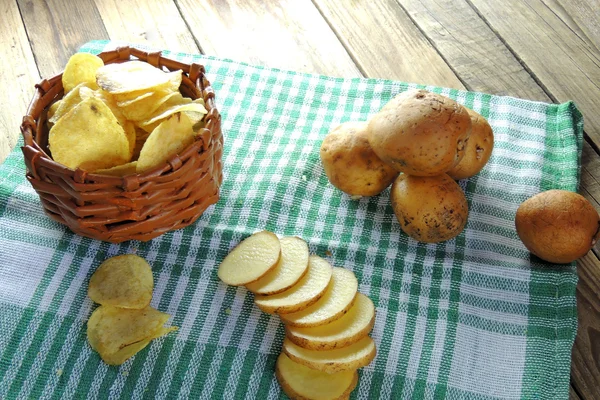 Chips und rohe Kartoffeln — Stockfoto