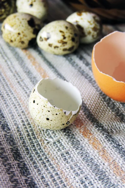 Huevos de pollo y codorniz, trigo —  Fotos de Stock