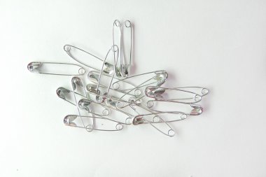 beyaz zemin üzerine metal çengelli iğne