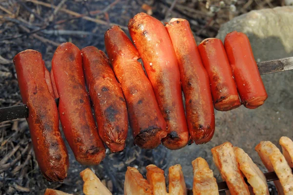 Saucisses sur une brochette — Photo