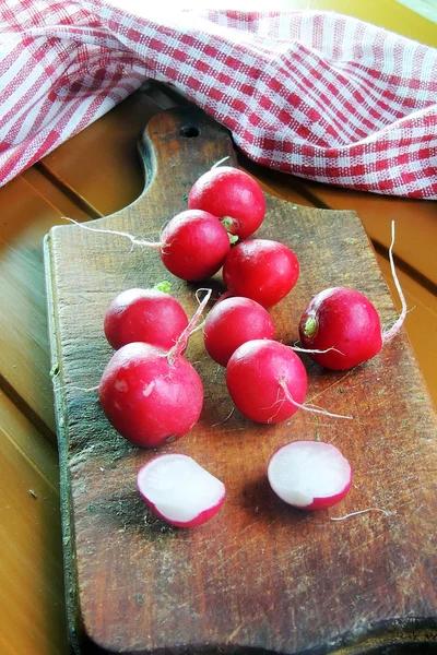 Radijs op een houten bord — Stockfoto