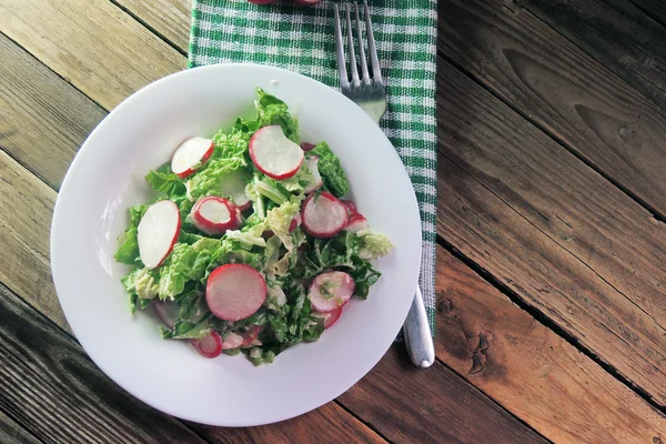 Salada fresca com repolho e rabanete — Fotografia de Stock