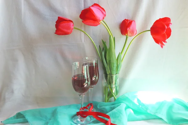 Tulipany i wina — Zdjęcie stockowe