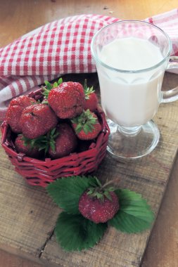çilek ve süt