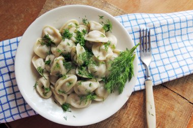 Köfte et ve otlar ile