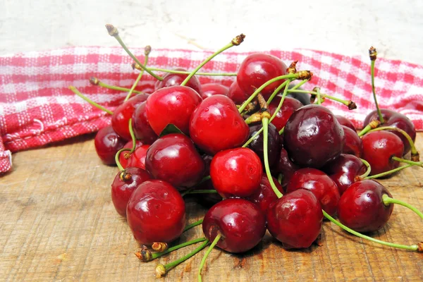 Cerezas sobre fondo de madera — Foto de Stock