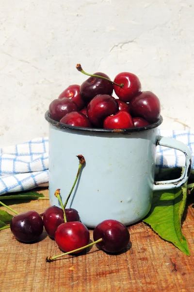 Cherry v rezavé staré hrnek — Stock fotografie